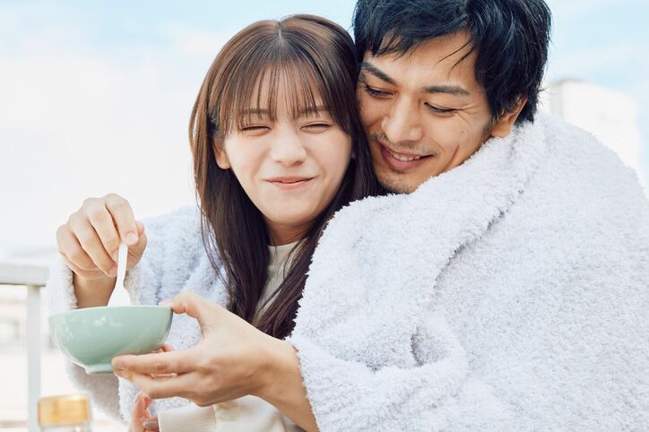 貴島明日香、久保田悠来と屋上で毛布にくるまりモゾモゾ…「あーん」も『私たち結婚しました4』第7話