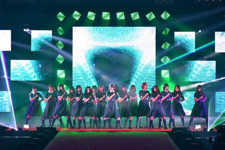 欅坂46、緑の光で彩られた「ガールズアワード」で熱演