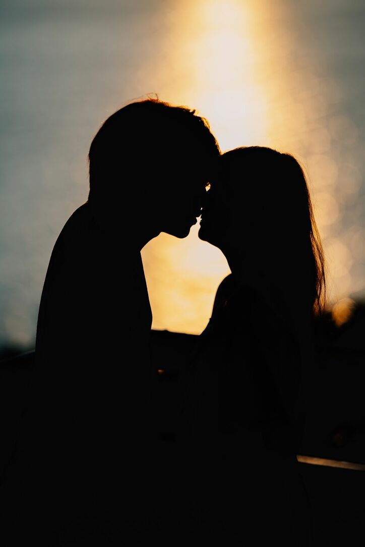 【写真・画像】どんどん大胆になっていく…恋愛“初体験"のかわいすぎるJKモデル、イケメン俳優の腰に手を回し抱き寄せ…大胆スキンシップ『オオカミくん』7話　1枚目