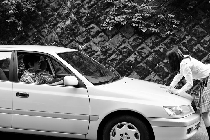 オレンジ髪の謎の女がサイン会を襲撃！人気作家が刺される衝撃の展開に反響「野島伸司脚本マジック」「まさかの展開」『何曜日に生まれたの』第8話