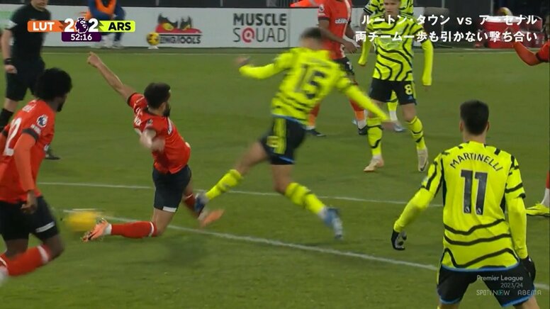 「レッドだろ！」思い切り踏んづけられて足首が“くの字”に曲がった衝撃シーン「まじでやべーやつ」「折れてるんじゃ…」