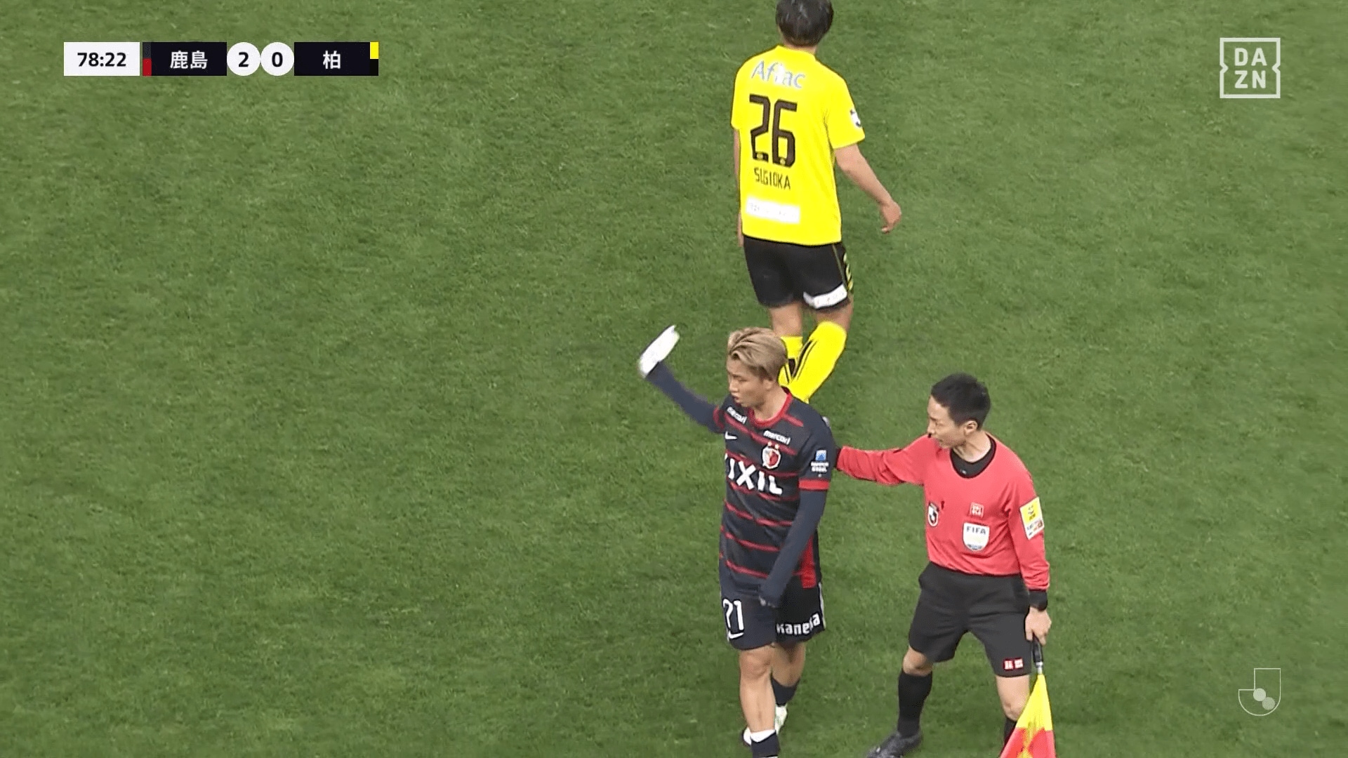 最後は副審に促されピッチを後にする荒木