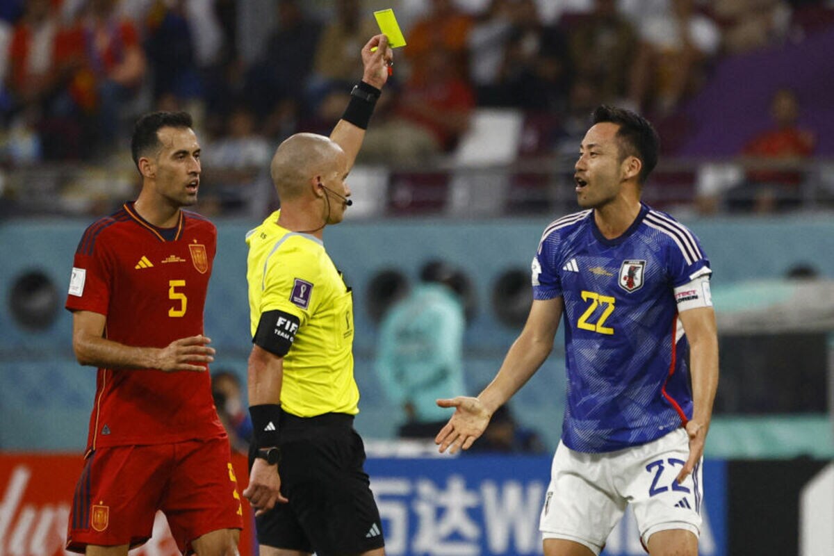 W杯】吉田がイエローカードに感情露わ 判定に疑問噴出「冤罪