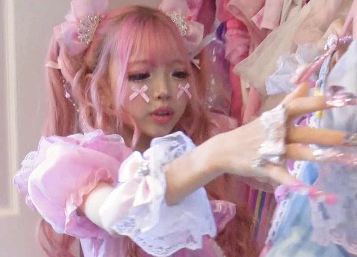 お値段11万円！姫ギャル小学生の“プリンセス仕様”のド派手なランドセル