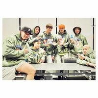 片寄涼太、GENERATIONSのメンバーとお揃いのパーカーを着た集合ショット披露