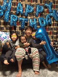 織田信成、三男が1歳の誕生日「どれを取るかで将来何になるか占い…金メダルよりも聴診器」 息子3人との4ショットも公開
