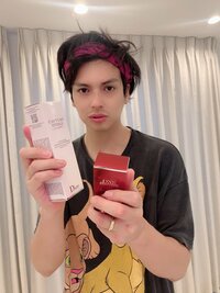 アレクサンダー『高そうな化粧水だな』