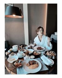 板野友美が“バスローブ姿”で優雅な朝を公開！「素敵なママ」「ゆっくりできる朝も大事」と羨望の声