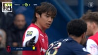 【映像】伊東純也、背後からタックルして相手が悶絶⇒イエローカードの瞬間