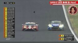 「ああ接触！」GT-R、パーツ吹っ飛ぶ“豪快追い抜き”…カメラが捉えた驚異の瞬間「カナードが飛んでった」