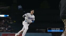 大谷翔平、投げたヘルメットが女性カメラマンに直撃…！ まさかのハプニングにも大興奮「幸運を運んでくれるかも」