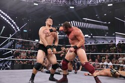 何やってんだ！ 日本人レスラーの“とんでもないミス”にブチギレ…得意の“相撲タックル”炸裂もまさかの事態に「これはやってはいけない」