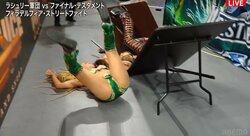 【画像】女子レスラー、テーブル破壊で衝撃失神