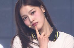 ウエストを大胆に見せた衣装で視線を釘付け！異次元スタイルの練習生、長い脚をダイナミックに動かし少女時代の名曲を彩る