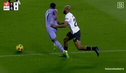 「ファウルだろ！」「なんでだよ！」爆速ドリブル突破→手で押し倒されるもまさかのノーファウル…天才ヴィニシウスが地面を殴りつけてブチギレた一部始終