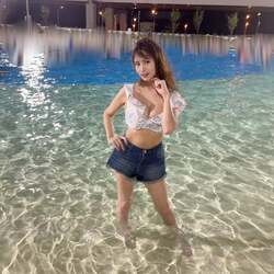  たかはし智秋、ナイトプールでのペイズリー柄の水着姿を公開「とにかく…ものすごい強風で…」 