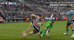 パスを取りに行っただけなのに…GKが走り込んできた選手と強烈クラッシュ！懸命なアピールも虚しくPKに　大ブーイングからの大歓声でスタジアム騒然！！