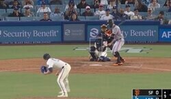 なんだこれは…？ 野手登板のキケ、謎のボールで“まさかの展開”「ヤバすぎるw」 相手打者が思わず動けなくなる「これはビビる」