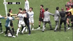 一触即発！岩政監督が相手選手と怒りの超至近フェイスオフ！「止めに入ったかと思ったら最前線で戦い始めた」自チーム選手へのラフプレーに激怒して乱闘寸前「当然キレるよな」「完全に12番目の選手」