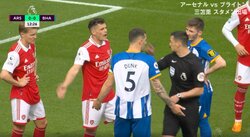 頭を押さえつけ、腰を抱え込み...三笘薫の目の前で「喧嘩相撲」が勃発 ダンクvsジャカの闘将対決に“笛を吹かない審判”もプレーを止める事態に「プレミア場所開催してるw」