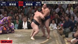 大応援団の「御嶽海コール」が悲鳴に！　豪栄道、万全の寄り切りで御嶽海をストップ