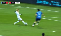 芸術的！伊東純也、“鮮やかアウトサイドパス”で今季初アシスト「綺麗な崩し」「速すぎる」パス＆ゴーから完璧連携