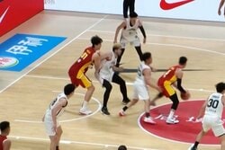 「イライラしすぎ」中国NBA逸材が“まさかの投げ飛ばし”…日本ビッグマンに「完璧ディフェンスすごい」【バスケW杯予選】