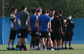 吉田「ちっちゃいの前」、川島「長友より大きいよ」、G大阪ジュニアユースとの記念撮影で長友佑都「俺顔見えんやんけ！」