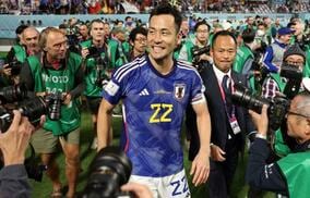 「これで福が来ます」吉田麻也の待ち受け画像は三笘の“奇跡の1ミリ” ファンも「真似した」「同じことしてる」