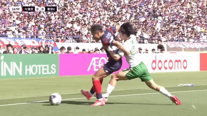 粘りの守備を見せる長友佑都