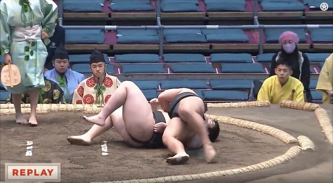 大技が決まった取組の様子