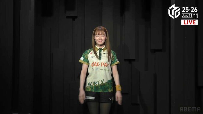 グラビアでも大活躍！中田花奈、抜群スタイルと笑顔で入場