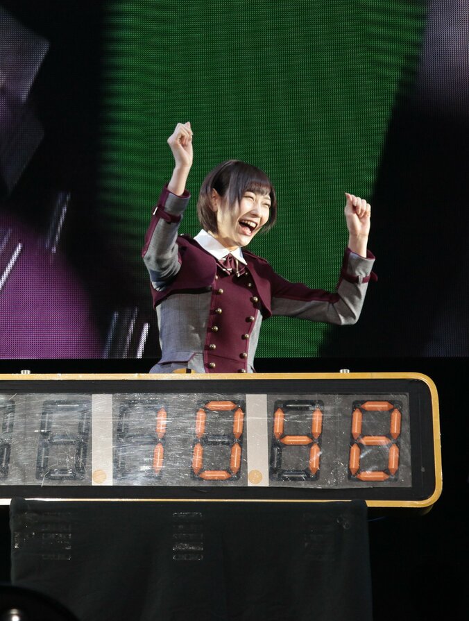 HKT宮脇咲良がセンターで『二人セゾン』を披露！　“対決”では欅坂が勝利 10枚目