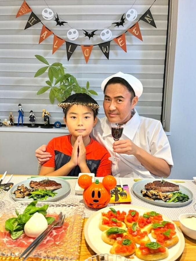  市川右團次、仮装してハロウィンを楽しむ様子を公開「かわいい親子」「お似合い」の声  1枚目