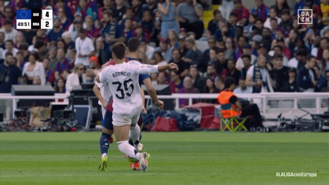 「レッドカードだろ！」「普通に暴力…」マドリードDFの“超危険タックル”にバルサ主将が激怒「荒いだけ」「アフターで蹴った」クラシコで一触即発→SNSも大荒れ 5枚目