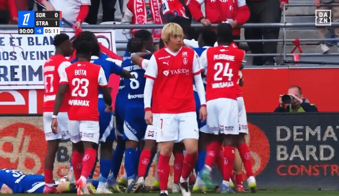 衝撃…伊東純也がブチギレ！「頭から倒れそうに…」「キレるのもわかる」「ノーファウルは絶対におかしい」“悪質タックル”に報復プッシュ→退場者２人の乱闘勃発 4枚目