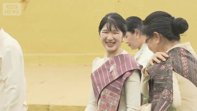 民族衣装で黄金の仏塔を訪問（ラオス）