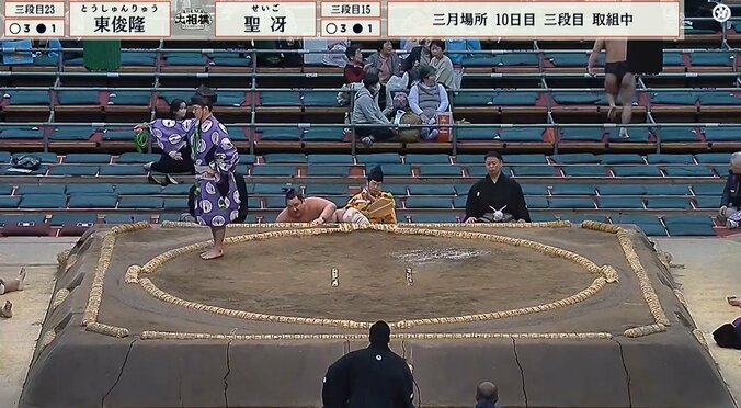 力士が走る、走る…！「あんなところまでw」升席のファンもお口“あんぐり” 熱戦直後に親方も思わず振り返る“珍光景”に館内笑い  5枚目