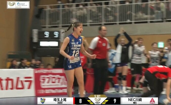 大喜びで駆け回って飛び上がるリベロ・岩澤実育