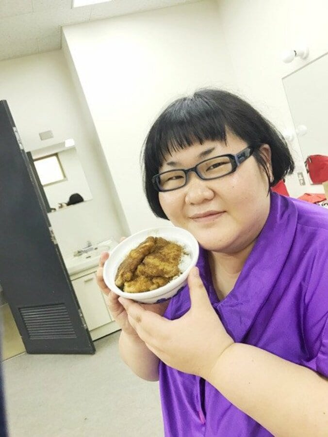 ニッチェ江上、安藤なつがソースカツ丼を持つと「すんげぇ小ちゃくみえる」と驚愕 1枚目