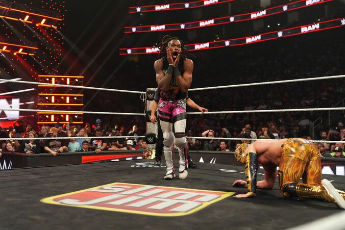 「禁止技にしろ！」米マットで危険すぎる“一撃”が波紋「あそこでやる技じゃない」味方ですら“ドン引き”の表情 5枚目