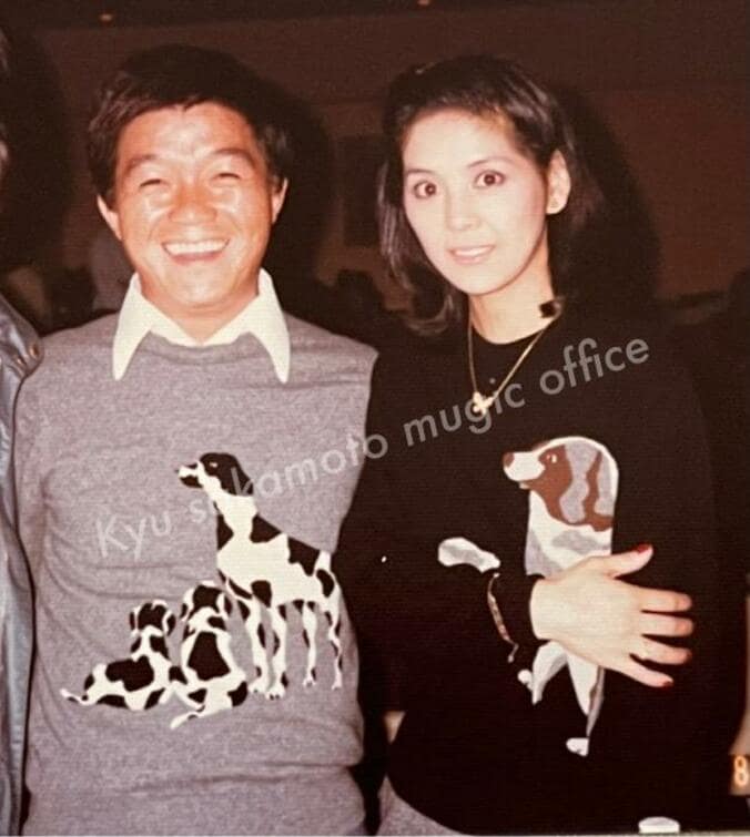  柏木由紀子、亡き夫・坂本九さんとの約40年前の2ショット「お揃いでもってた」  1枚目