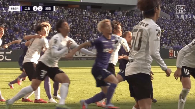 J1最終節の“PK判定”が物議！「押してる」「そんな大袈裟な」広島DFが湘南MFに倒された瞬間をめぐってネット騒然 3枚目