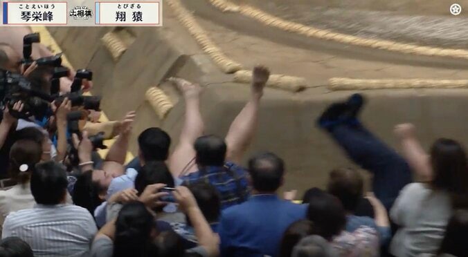 「今日も翔猿が観客席の中に」実況アナ言及の2日連続“客席ダイブ” 熱戦の一コマに「今日も飛んだ」またも話題 2枚目