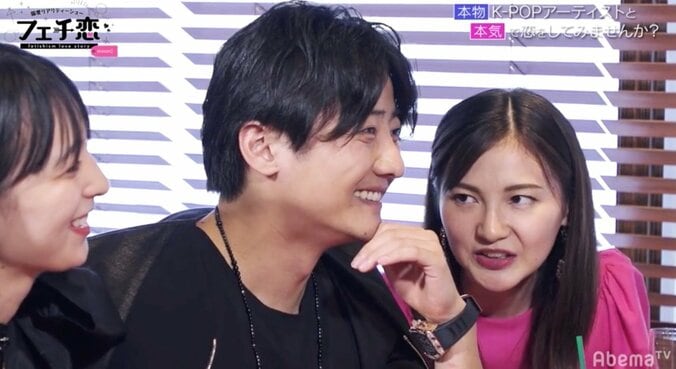 机の下で太ももを触り手を奪い合う！K-POPイケメン歌手を巡る女の戦いに、ダレノガレ「こんなことする人いるんだ」 1枚目