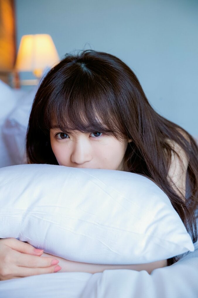 ウエディングドレス姿も披露！秋元真夏ファースト写真集の先行カットが公開 2枚目