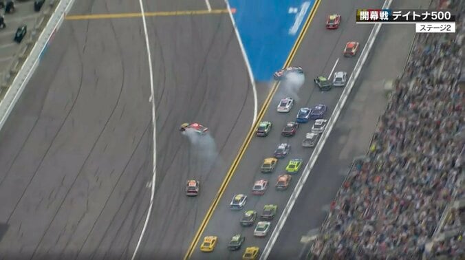 サーキット騒然！デイトナ500で“玉突き事故” 先頭争いで「外、真ん中、内側」相次ぐ連鎖接触に「これは無理」「避けきれない」 3枚目