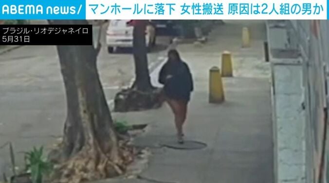 歩きスマホをする女性