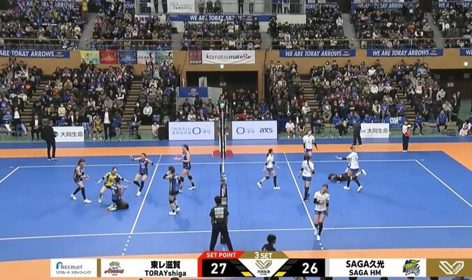 駆け寄るチームメイト