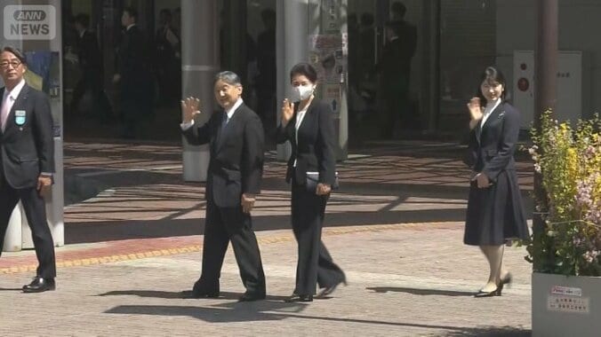 市民らに手を振る天皇ご一家